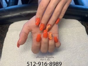 Wanna feel pretty even when you’re using your smartphone? This manicure